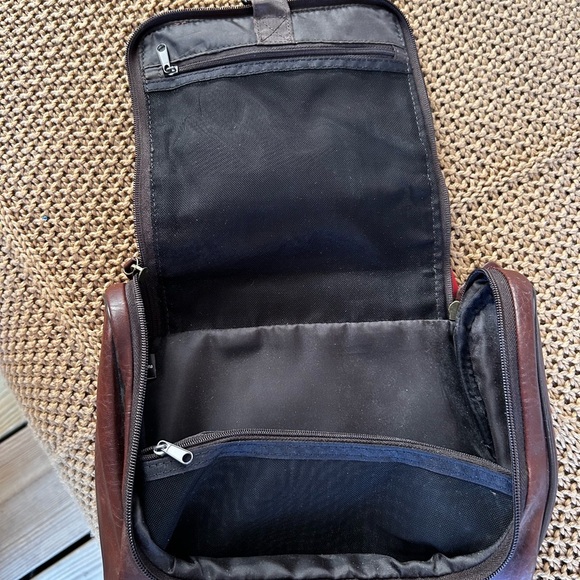 NWT Perry Ellis Portfolio Brown Leather Travel Bag - Picture 3 of 6